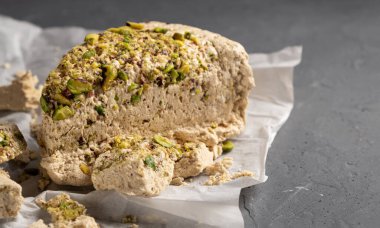 Fıstıklı ceviz halkası ve gri bir arka plan.