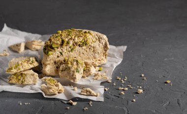 Fıstıklı ceviz halkası ve gri bir arka plan.