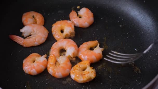 Crevettes frites dans une poêle close-up — Video