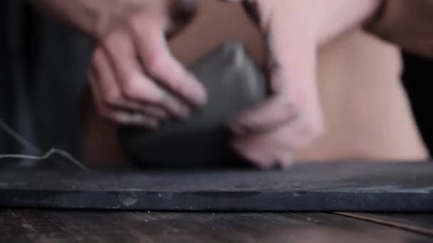 Rzemieślnik-garncarz przygotowuje materiał gliniany do wyrobu ceramiki — Wideo stockowe