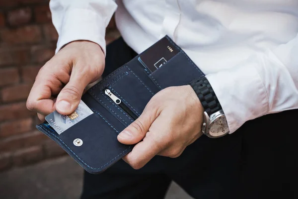 El hombre saca una tarjeta de crédito de su billetera — Foto de Stock