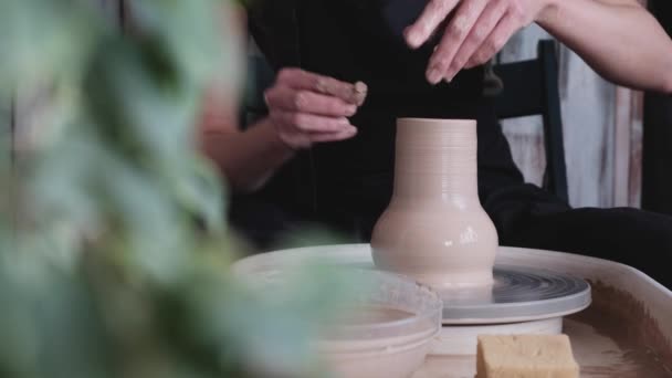 A woman works on a potters wheel — Stock Video