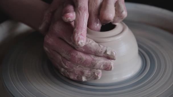 Een vrouw werkt op een pottenbakkerswiel — Stockvideo
