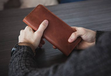 Masada cüzdanı olan bir iş adamı.