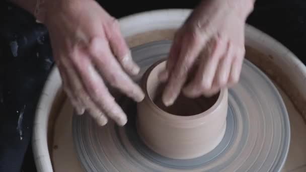 一个女人在陶瓷轮上工作 — 图库视频影像