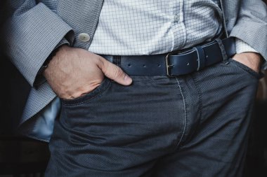 Deri kemerli bir iş adamı.