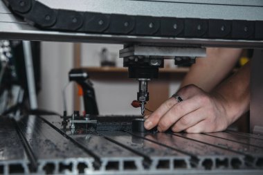 Makine aracında üretim alanında çalış