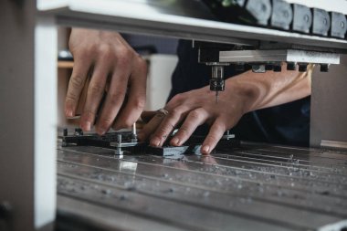 Makine aracında üretim alanında çalış