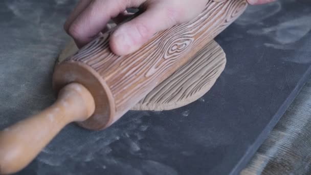 Женщина-художник выкатывает когти — стоковое видео