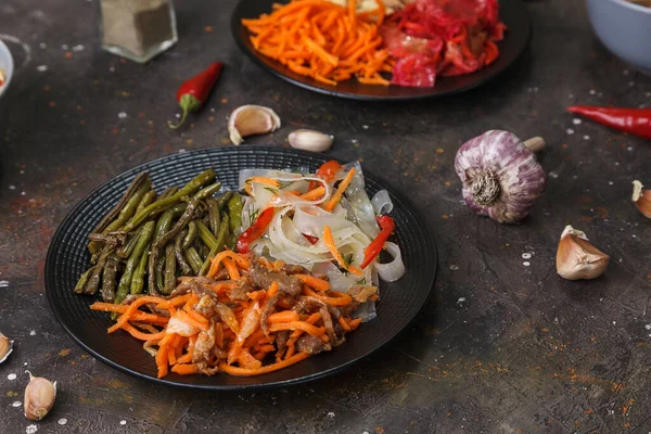 Saladas e lanches fermentados coreanos caseiros vegetarianos — Fotografia de Stock