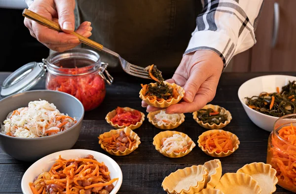 Tartlets com saladas coreanas picantes fermentadas caseiras — Fotografia de Stock