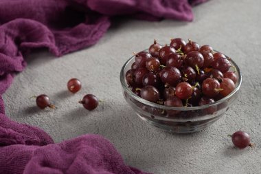 Bektaşi üzümü, gri arka planda cam bir fincanda.