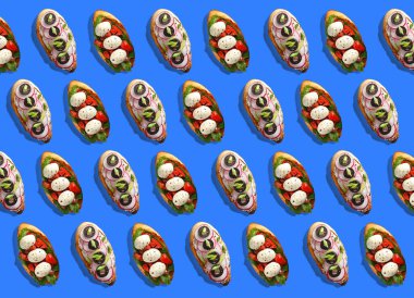 Mavi arka planda çeşitli sandviçler.