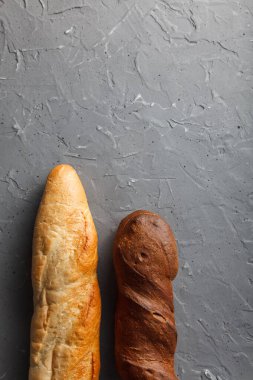 Gri arka planda taze pişmiş ekmek.