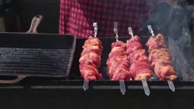 Biftek ve şiş kebap açık havada ızgara yapılır.