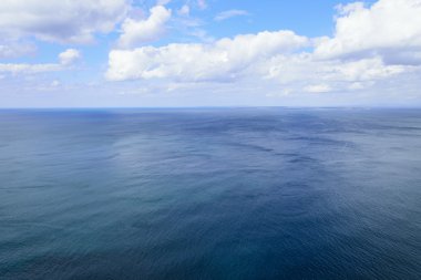 Atlantik Okyanusu ve mavi bulutlu gökyüzü