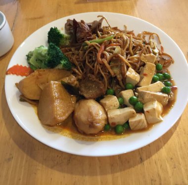 Doğal ahşap dekor, Budist eserler ve tapınak bahçelerinin manzarasıyla çevrili geleneksel doğu mutfağı ve diğer Avustralya kafe yemeklerinden örnek alın.. 