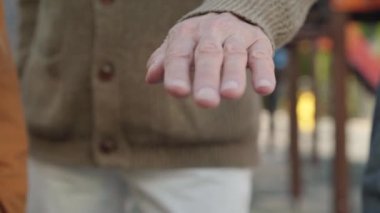 Dışarıdaki son sınıf öğrencileri ve çocukları yakın çekimde toplayın. Tanınmayan beyaz büyükbaba güneşli bir günde torunlarıyla eğleniyor. Aile birliği ve eğlence kavramı.