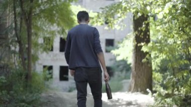 Alkol şişesiyle kenar mahallede yürüyen sinirli, melez bir genç adam. Kamera, depresif erkek mültecileri ya da gün ışığında dışarı çıkan göçmenleri takip ediyor. Getto ve sosyal konular.