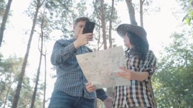 Genç çift, yaz ormanlarında kağıt ve online harita kontrol ediyor. Kafkasyalı bir adam telefona cevap veriyor ve tatmin olmamış bir kadın olarak çekip gidiyor. Modern ve eski turizm.