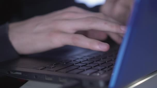 Mãos masculinas digitando no teclado do laptop na escuridão. Homem caucasiano jovem irreconhecível codificando vírus de computador ou hacking web site on-line. Ciberataques e conceito de segurança. — Vídeo de Stock