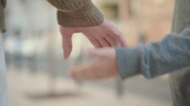 Close-up van grootvader en kleinzoon die elkaars hand vasthouden. Onherkenbare mannelijke gepensioneerde en kleine blanke jongen nemen elkaars handpalmen. Begrip meergenerationele eenheid van het gezin. — Stockvideo