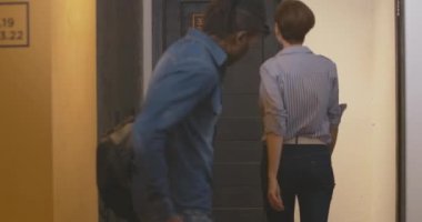 Genç, ırklar arası bir çift otele ya da otele girer ve kapıyı kapatır. Çekici beyaz kadın ve seyahat çantalı yakışıklı Afro-Amerikan adam giriş yapıyor. Birlikte seyahat eden turistler..