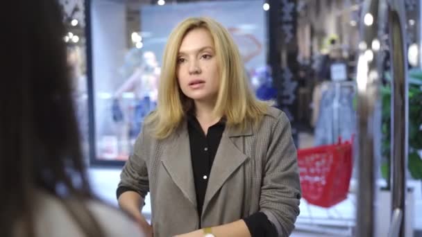 Unrecognizable shop assistant fermare donna senza maschera facciale Covid-19 entrare negozio. Ritratto di cliente donna che indossa la copertura facciale all'ingresso del centro commerciale. Coronavirus restrizioni dello shopping. — Video Stock