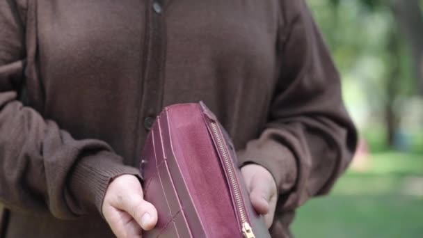 Mujer mayor caucásica irreconocible sosteniendo la cartera vacía. Anciana jubilada sin dinero para vivir. Problemas financieros del grupo social vulnerable. — Vídeo de stock