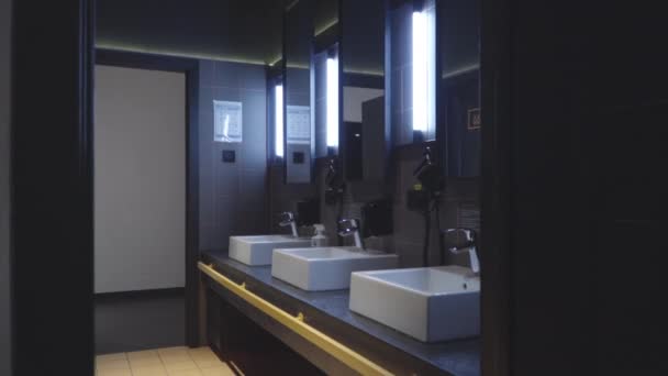 Cuarto de baño moderno en albergue vacío. Elegantes interiores de habitación de higiene en un hotel sociable. Negocio cerrado para los visitantes durante el cierre. — Vídeos de Stock