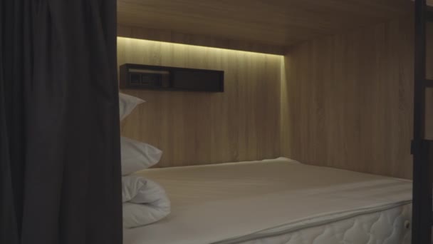白色的床在便宜的旅馆里。社交性住房的内部。明确的住宿. — 图库视频影像