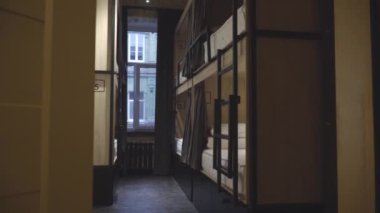 İki katlı ucuz ama temiz bir pansiyon. Otel odalarının geniş açısında hiç insan yok. Covid-19 salgını ikinci dalga tecridi sırasında turizm sektörü kapandı.