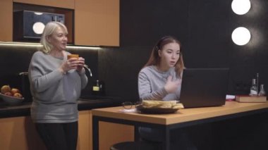 Kulaklıklı ergen bir kız bilgisayarla görüntülü konuşma yapıyor ve yaşlı annesinden odayı terk etmesini istiyor. Sosyal medyada sörf yapan genç bir kızın portresi, beyaz bir kadının ayrılması..