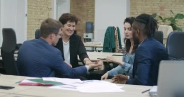 Dost canlısı çok ırklı meslektaşların el ele tutuşması geniş bir çekim. Takım çalışmasından hoşlanan kendine güvenen erkek ve kadınların oluşturduğu bir yığın. Ortaklık kavramı. Sinema 4k ProRes Merkezi.