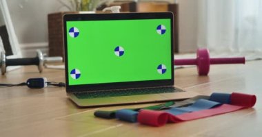 Kromakey dizüstü bilgisayar ekranı. Kadın eli yerde yatan bir direniş bandını alıyor. İnternet sayfası kullanarak evde tanımlanamayan beyaz kadın sporcu eğitimi. Sinema 4k ProRes Merkezi.