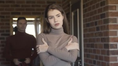 Kendine güvenen adam kadını battaniyeyle örtüyor ve aşığını içeride kucaklıyor. Yaş farkı olan ve tatillerden ya da hafta sonlarından keyif alan rahat beyaz bir çiftin portresi. Aşk ilişkisi kavramı.