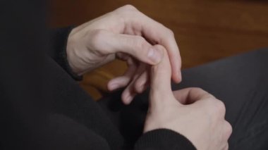 Psikolog muayenehanesindeki sinirli erkek hastaların yakın çekim elleri. Psikiyatrist muayenehanesinde tanınmayacak kadar bunalımda olan beyaz bir adam. Hayal kırıklığı ve umut kavramı.