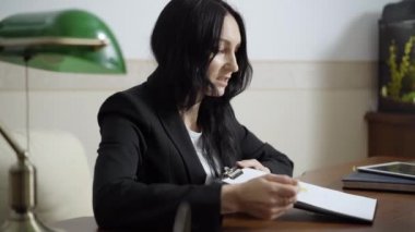 Profesyonel psikoloğun kağıt üzerinde üzgün yüzünü göstermesi ve konuşması. Ofisteki beyaz kadın danışman hastanın portresi. Profesyonel psikolojik yardım ve destek.