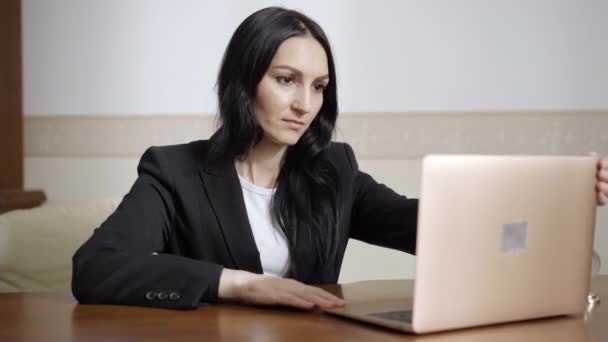 Confiant positif femme caucasienne ouverture ordinateur portable et parler souriant. Portrait de psychologue professionnel consultant patient en ligne assis dans le bureau à l'intérieur. Travaux à distance sur la pandémie de Covid-19. — Video