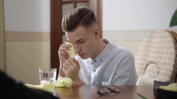 Portrét frustrovaného muže, jak pláče a utírá si slzy kapesníkem. Mladý bělošský pacient v depresi po psychologické konzultaci. Překonání stresu a zoufalství. — Stock video