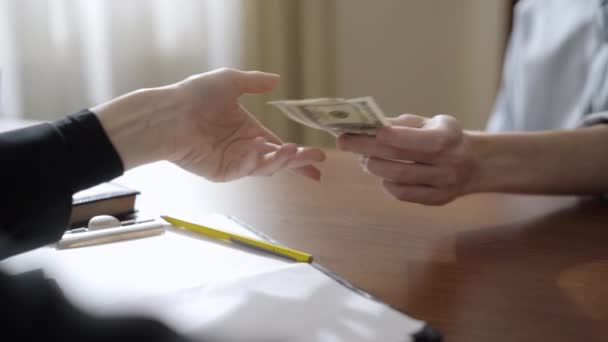 Onherkenbare man en vrouw die geld over tafel gooien en handen schudden. Handdruk van de Kaukasische psycholoog en patiënt aan het einde van de psychologische sessie. — Stockvideo
