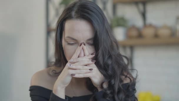 Close-up portret van depressieve blanke jonge vrouw die naar de camera kijkt. Hoofdfoto van gefrustreerde mooie slanke dame die binnen poseert. Depressie en eenzaamheid. — Stockvideo