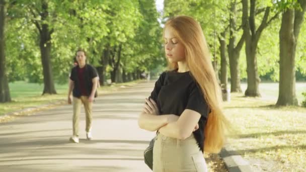 Schöne charmante Mädchen warten auf Jungen spät für ein Date. Porträt einer besorgten kaukasischen Freundin, die ihren liebenden Freund im sonnigen Sommerpark im Freien trifft. Liebe und Dating tausendjähriger Teenager. — Stockvideo