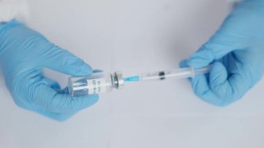 Doktorların elinde tıbbi dolaba ya da laboratuvara Covid-19 aşısı olan şırınga var. Koronavirüs salgınına maruz kalan ya da tedavi geliştiren tanınmamış sağlık görevlileri.