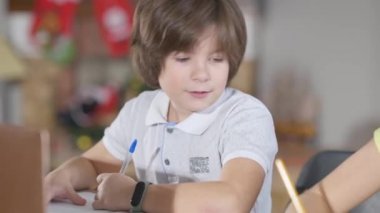 Esmer, çekici bir öğrencinin portresi. Çalışma kitabına yazıyor ve liseli kızla konuşuyor. Okuldaki sınıfta sınava giren sevimli ilkokul öğrencileri. Sınavda sınıf arkadaşları sohbet ediyor..