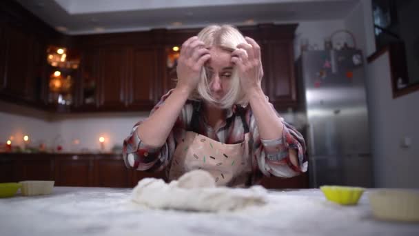 Portret chorej lub uczulonej białej kobiety kichającej na ciasto i mąkę. Blondynka piękna pani gotowanie pieczenia w domu w kuchni. — Wideo stockowe