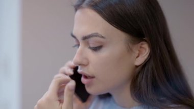 Orta Doğulu muhteşem bir kadının akıllı telefondaki görüntüsü. İçeride kendine güveni tam güzel bir kadının portresi. Kadınlık ve güzellik kavramı.
