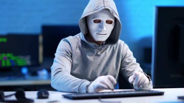 Geconcentreerde man in het gezicht masker, handschoenen en hoodie typen op het toetsenbord als plotseling draaien en handen omhoog. Politie arresteert hacker witwassen van geld of hacken website. Misdaadconcept. — Stockvideo