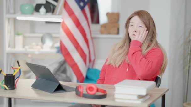 Retrato de excesso de trabalho asiático adolescente menina bocejando e colocando a cabeça na mesa. Cansado adolescente coreano exausto de dever de casa adormecer. Imigrante impressionado estudando nos EUA. — Vídeo de Stock