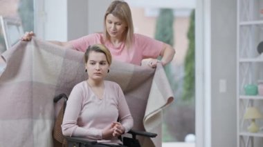 Gergin, felçli, sakat bir kadının arkadaşı olarak battaniyesini çıkaran kadın. Yardım almayı reddeden Kafkasyalı 'nın portresi. Engelli sorunları ve yaşam tarzı.